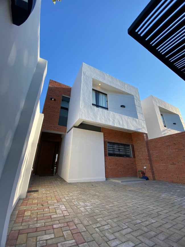 Construcción de Duplex , 4 Dormitorios, 5 Baños, REF. 751